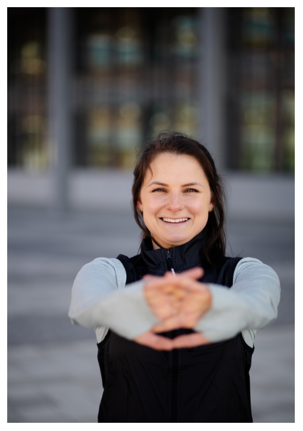 Julia Brauner demonstriert eine Übung – Personal Trainer Ingolstadt
